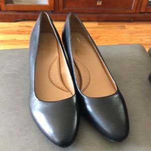 Leather low heeled black pumps.